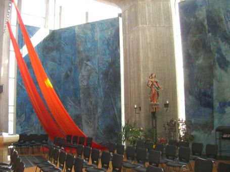 Emmerich : Hansastraße, Heilig-Geist-Kirche, Bildmitte die Madonnenstatue